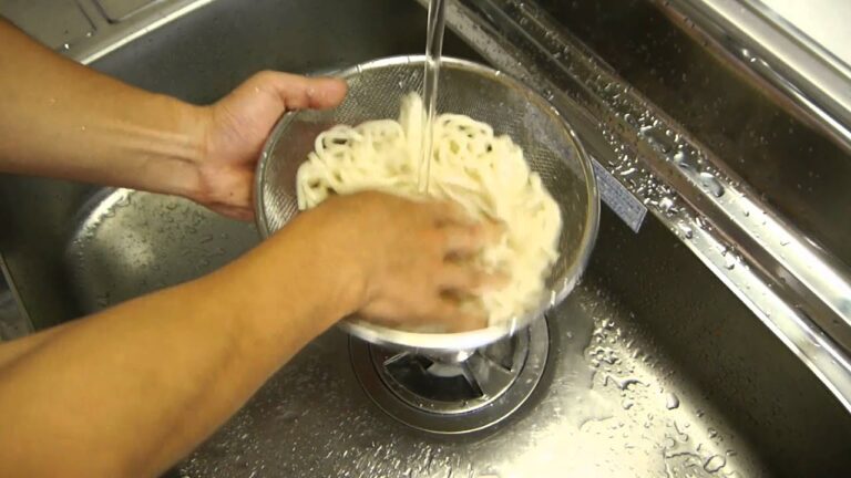 流水麺のうどんを水でサッと流してほぐしてみた