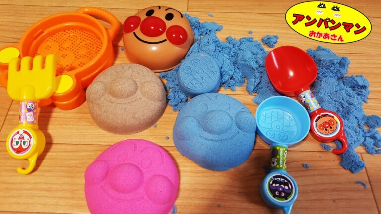 砂場の型抜きのおもちゃアニメ アンパンマンのいろんな色の顔を作って遊ぼう