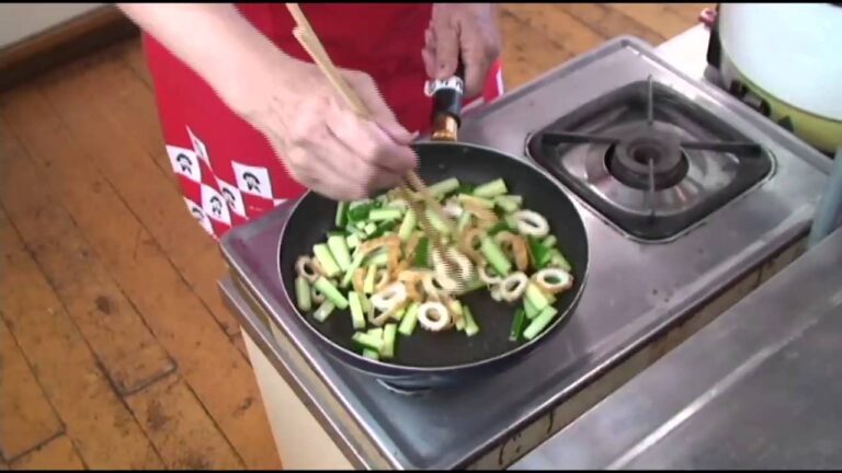 キュウリとちくわのゴマ油いため