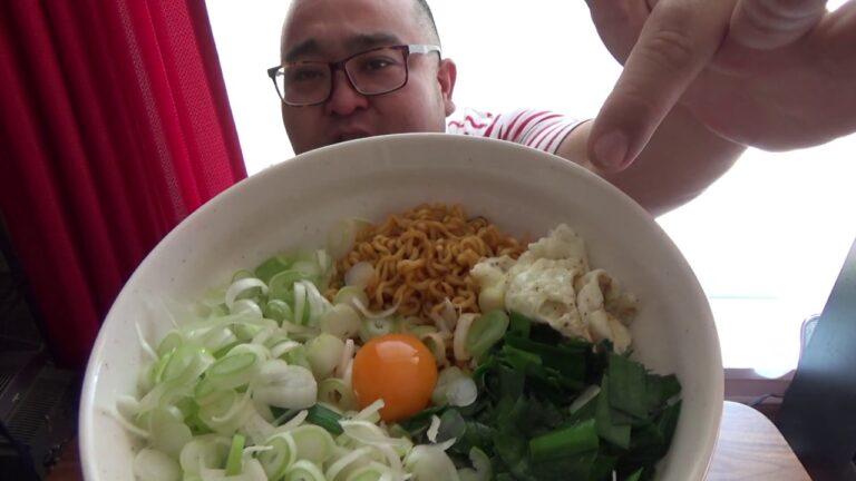 特製【辛ラーメン】ネギ山盛り　にら沢山　家