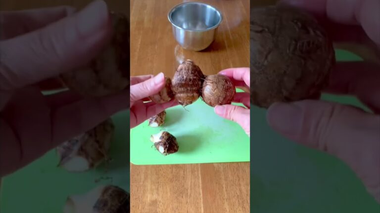 電子レンジを使わず、包丁で里芋の皮を剥く方法