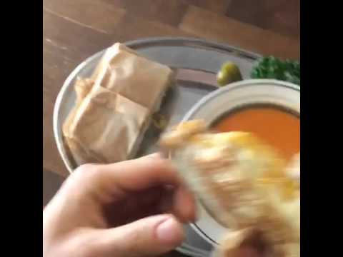 グリルドチーズサンドイッチとトマトクリームスープ