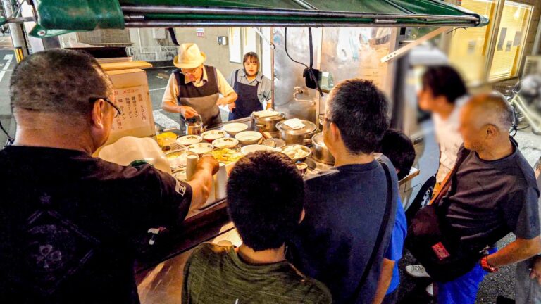 深夜営業軽トラ屋台を初めて半世紀 ７８歳店主と孫のラーメン物語