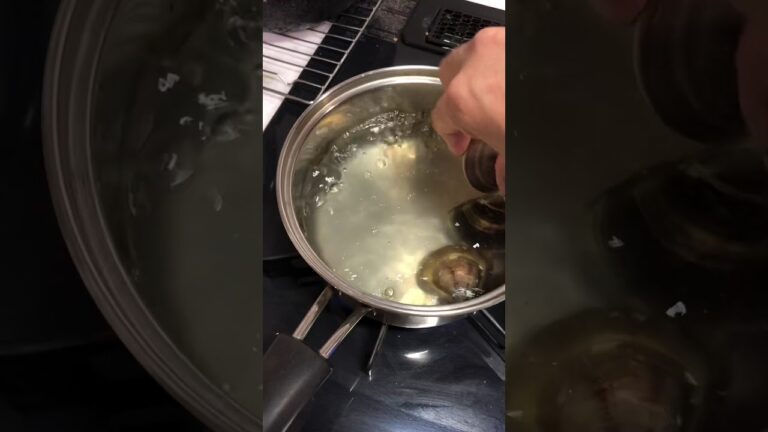 出汁にハマグリを投入。 昆布は薄めに、マグロ節の出汁。　　　　　　　　　　#ハマグリ