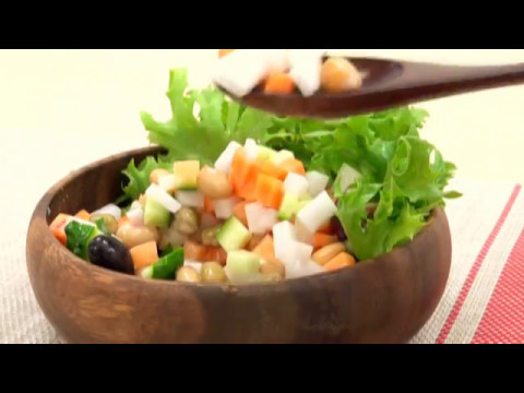 1 蒸しミックス豆のキューブサラダ