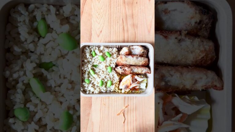 枝豆玄米と豚もも肉のパン粉焼き弁当を盛り付ける