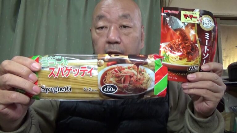 [頑固おやじ]極太！パスタとマ・マーミートソース 赤いウィンナー乗っけで頂きます。