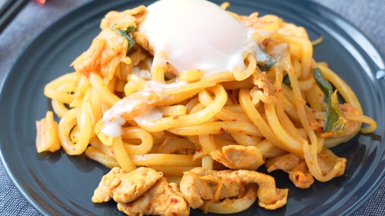 食欲みなぎる！！豚キムチ焼きうどんの作り方（冷凍うどん、チルド茹でうどん対応）