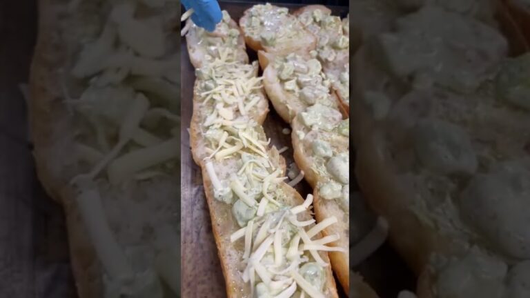 焼き立てパンの工程「エビとアボカドのタルティーヌ」