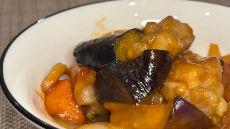 【絶品レシピ】もも肉で酢豚風！ナスとにんじんの甘酢ケチャ炒め｜甘酢の味付けはこれで決まり！