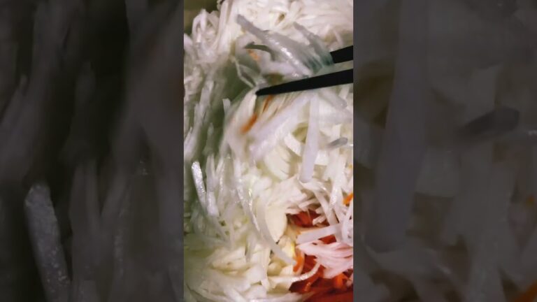 玉葱×人参×大根×キャベツのサラダです。塩で浅漬けにして混ぜるとしんなりして柔らかくなり食べやすくなります。パンにハムやベーコンと挟むと最高❤️。