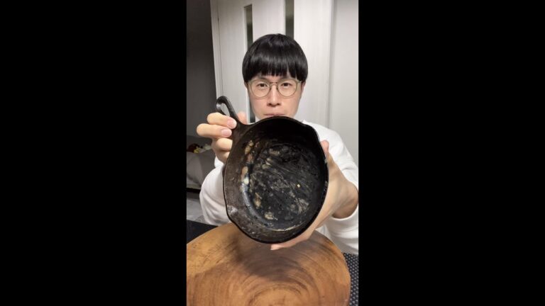 Care for dirty skillets.使用後の汚れたスキレットのお手入れ。#shorts