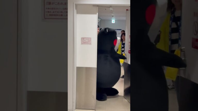 くまモンさんお帰りシーン。閉めてまた開けて…閉めてカギかける音が☺️ #かわいい #くまモンスクエア #kumamon #くまモン #JALマルシェin福岡空港 #熊本熊 #福岡空港