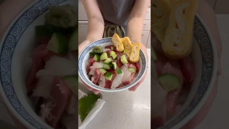 買ってきたお刺身盛りを、細かく切って酢飯にのせた海鮮丼♪海鮮と酢飯の間に海苔と白ゴマをかけました✨簡単✨