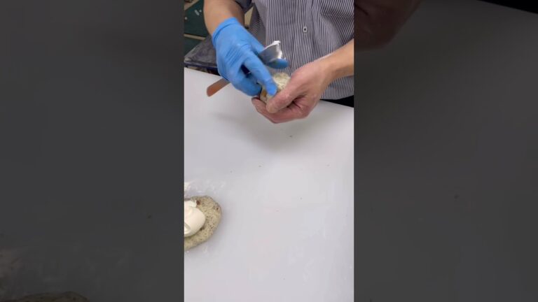 焼き立てパンの工程「紅茶とりんごのフロマージュ」