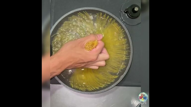 【無精者は必見】少ないお湯でパスタを旨く茹でる方法【ゆっくり押しつけつつ入れていくと麺がしなってきて…】