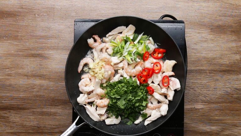 パクチーを添えて♪ タイ風焼きそば