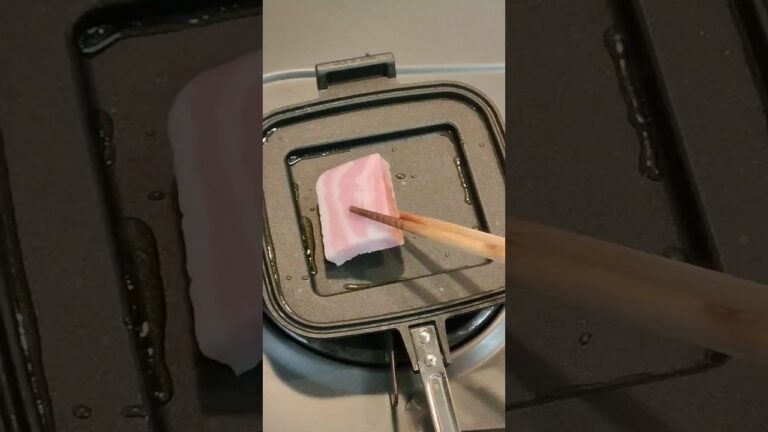 おいしい厚切りベーコンと　黒こしょうが香る目玉焼き　トロトロチーズホットサンド