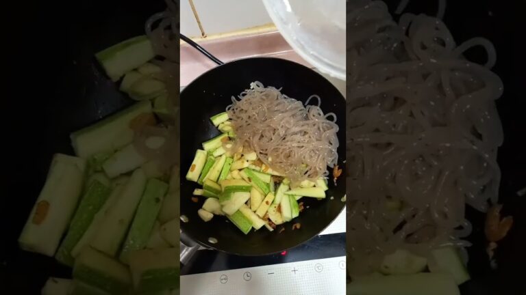 ズッキーニと乾燥エビとこんにゃくと海老ペースト炒めStir-fried zucchini dried mini shrimps and Konjac with shrimp paste