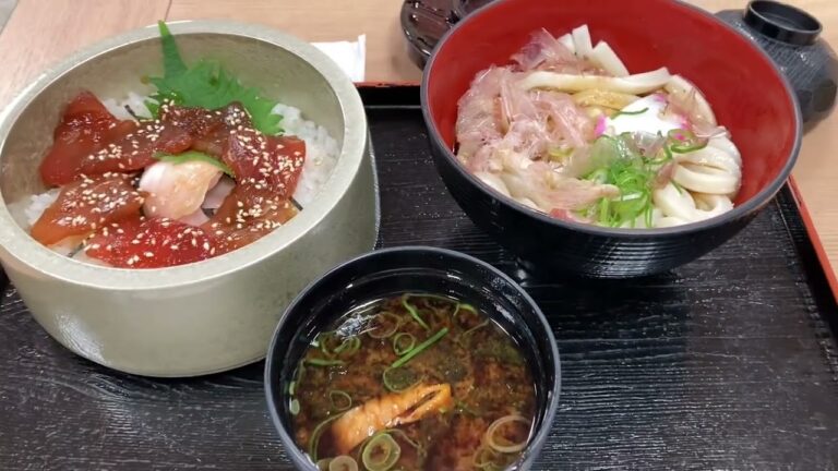 【三重】岩戸屋　参宮コンビ　伊勢うどん・手こね寿司　1700円　太めの柔らかいうどんに優しい甘さのつゆがうまい✨