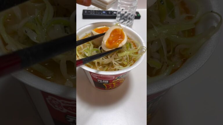 【激うま】カップ麺にピリ辛ネギもやしと味玉！#トッピング #ピリ辛 #shorts
