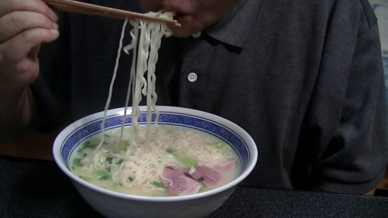 ［一人deごはん］マヨネーズ愛！九州ラーメン「うまかっちゃん」大盛り（2袋）！