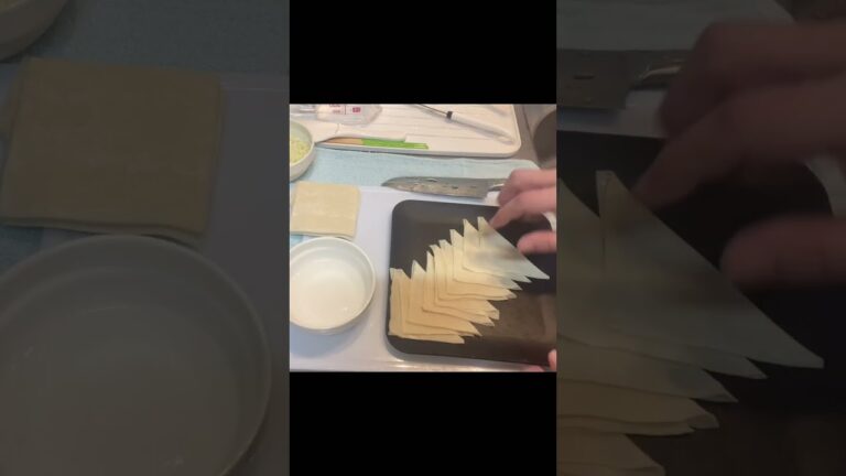 今回は具材を包まない。自宅で簡単に作れるワンタンスープを作りました。毎日献立を考える方、忙しい毎日を過ごしてる方。簡単に作れますので参考にしてみて下さい。概要欄から本編も見てねー🤚