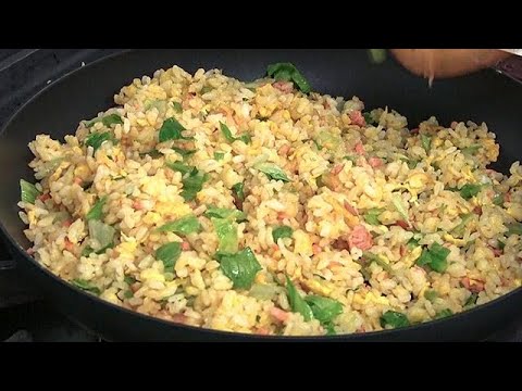 おかずラボ　炒めのツボ（４）サケフレークとレタス入り炒飯