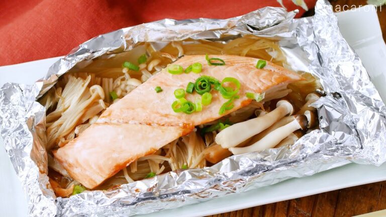 【オーブンで鮭のホイル焼き】きのこ、玉ねぎ、鮭をホイルで包みオーブンで焼くだけ！