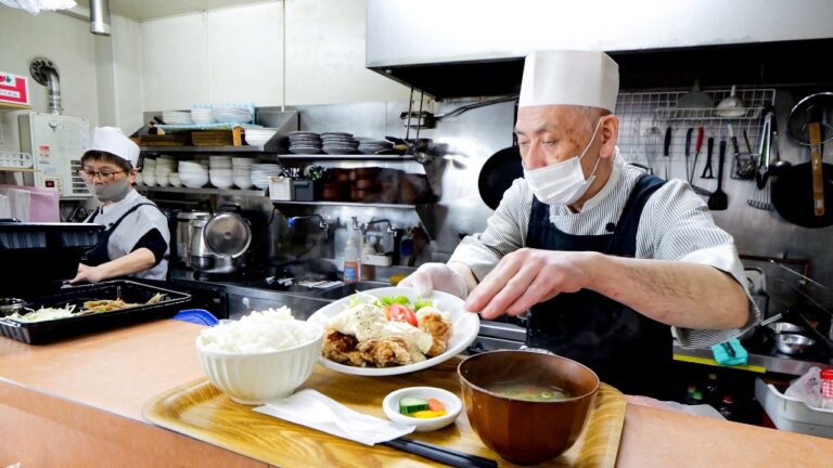 早朝3時から始まる市場メシ！働く男達の胃袋を支える激旨オヤジ食堂。