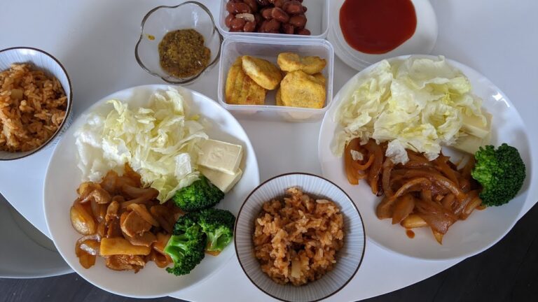 今日の子供ン家の昼ご飯。トッポギタッカルビを作ったよ。トッポギ餅が少し固かったけど甘くてピリ辛で美味しかった。ニラかピーマンを入れれば良かったな。#トッポギ #タッカルビ ＃玉ねぎ#料理動画