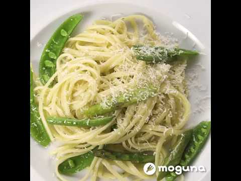 色鮮やかなグリーンのパスタ バジルソースの夏野菜添えリングイネ ｜ moguna[モグナ]