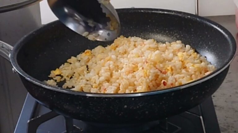 鮭フレークチャーハン