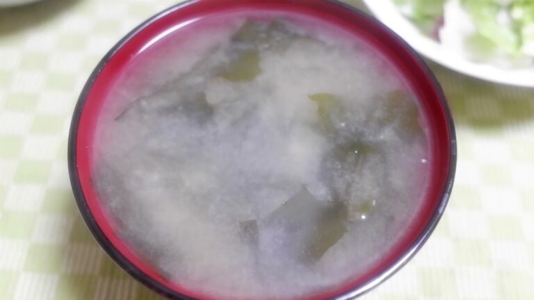 【簡単料理】じゃがいもとワカメの味噌汁