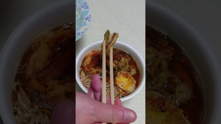 即席カップそばに、天ぷらのせてみた。