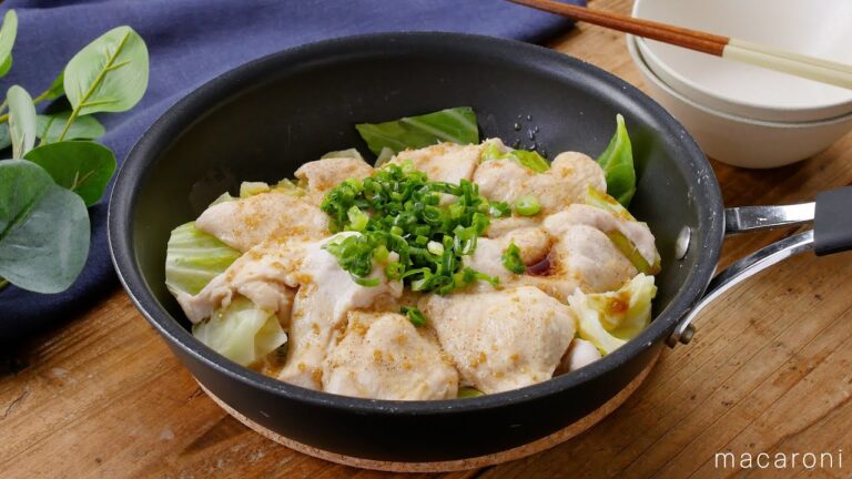 【鶏むね肉とキャベツのフライパン蒸し】ごま油香るたれで！フライパンひとつで完結する♪ヘルシーなフライパン蒸し｜macaroni（マカロニ）