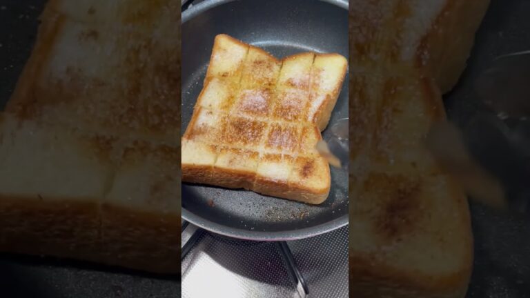 シナモンシュガートースト🍞　食パンに切り目を入れてバター🧈で焼く🎵