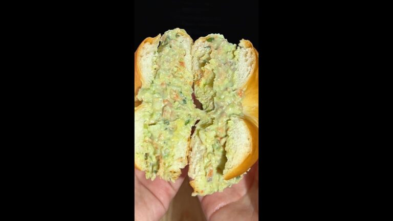 【ベーグル買ったらコレ絶対作って】アボカドやサーモン、大葉をひたすらたたいて！和風チョップドベーグルサンドのレシピ / Chopped Salmon Bagel #shorts