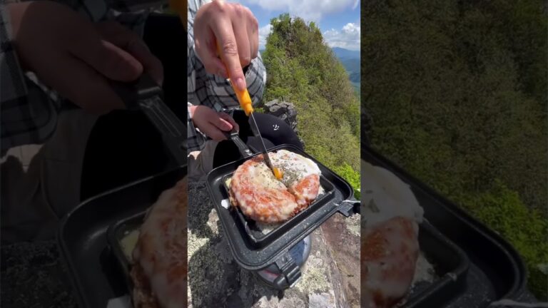 【お手軽！山ごはん】とろっとチーズ×サクサク♡感動間違いなし！ホットサンドメーカーで焼きカレーパン