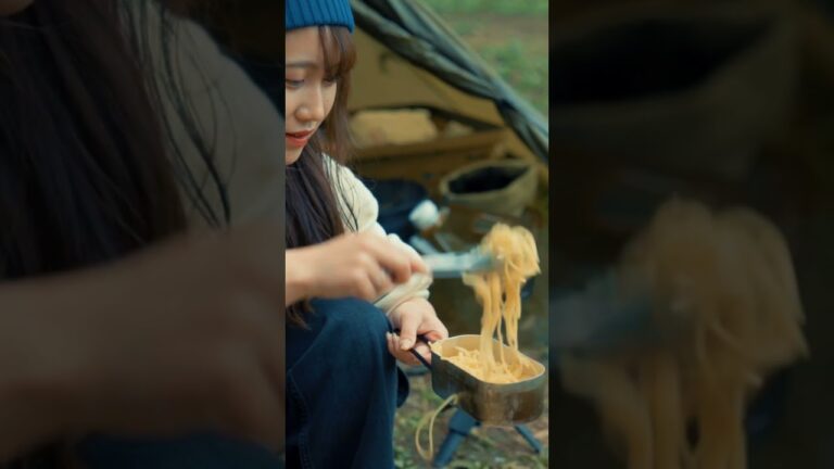 【キャンプ飯テロ】りおきゃんぷさんの「春キャベツとホタルイカのパスタ」！ @riocamp #shorts #キャンプ #camp #camping #キャンプ飯 #ソトレシピ #ソロキャンプ