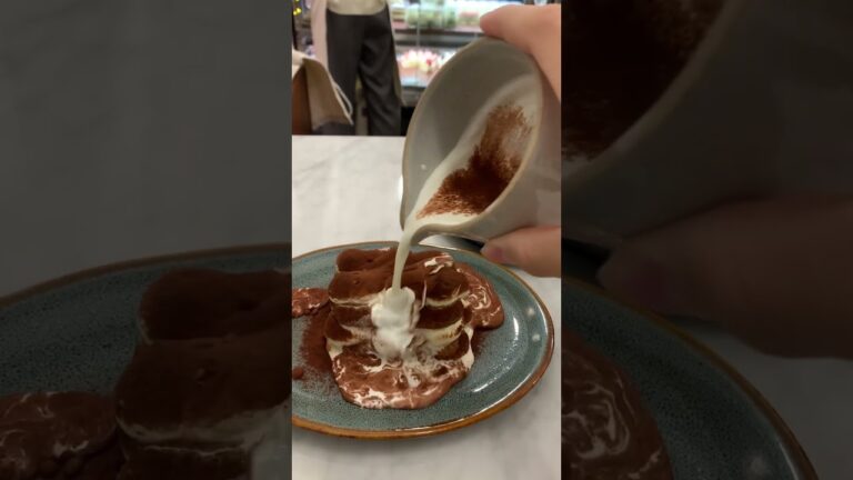 今日行ったのは三軒茶屋から徒歩10分圏内のcafe the SUN LIVES HEREティラミスの他にもいろんなスイーツあったけどティラミスが1番ばえるかなって感じみんなもぜひ行ってみて