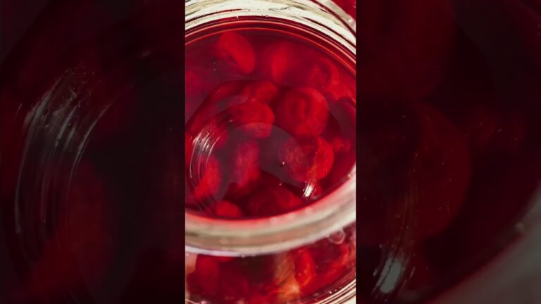 真っ赤な梅酢にひたひたな梅干し！