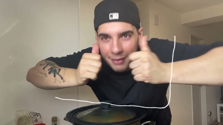 鶏肉を鍋でじっくり煮込んだ料理作ってみた❗️