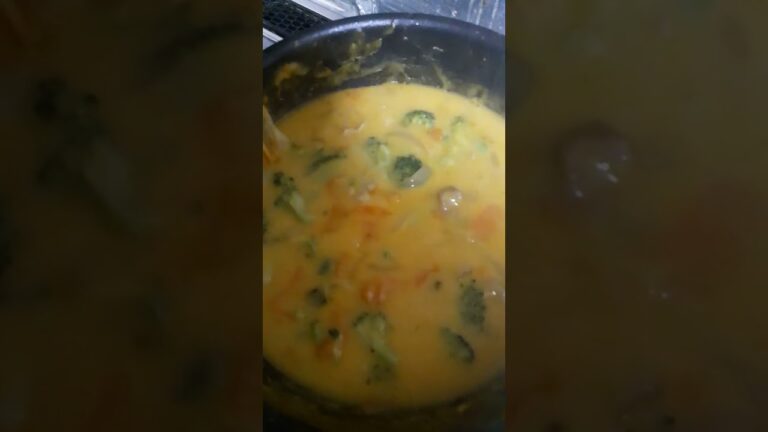 20221210 171254　「我が家の夕食」ブッロッコリーたっぷりの「コーンクリームシチューウ」です。手抜きの市販ルウを使いました。