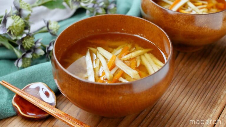 【ごぼうとにんじんのお味噌汁】歯応えが楽しい！ごぼうとにんじんの旨みがたっぷり♪｜macaroni（マカロニ）