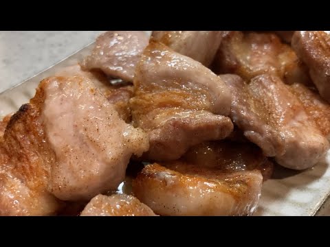 魚焼きグリルで豚バラをグリルするおじさん