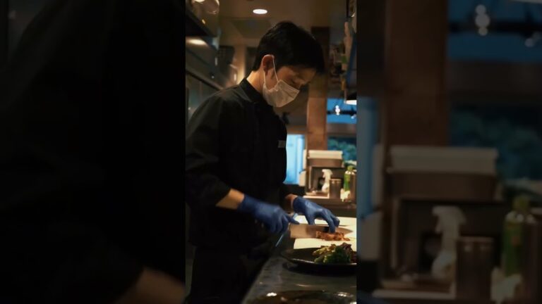 【筋肉食堂】おススメの逸品といえば『皮なし鶏モモ肉のステーキ』🔥鉄板で焼くだけでなくスチームオーブンを使い、熱と蒸気で肉の内側に火を通し旨味の詰まったジューシーなお味をお楽しみいただけます。