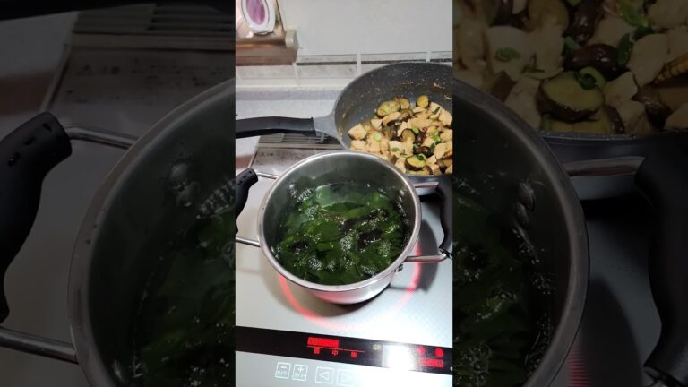 生わかめのお味噌汁😃色変わる瞬間楽しい😂#生わかめ#お味噌汁