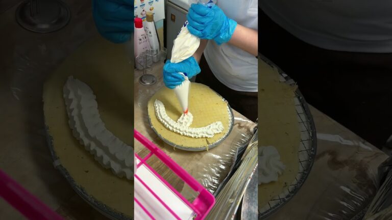 大阪・泉大津「Rainbow」の10粒ものイチゴを贅沢に盛り付けたクレープがコスパ最高！