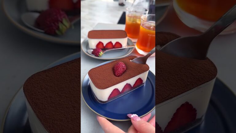 大阪で飲めるほどトロトロな苺ティラミスが食べられるカフェ見つけた🍓 #大阪グルメ